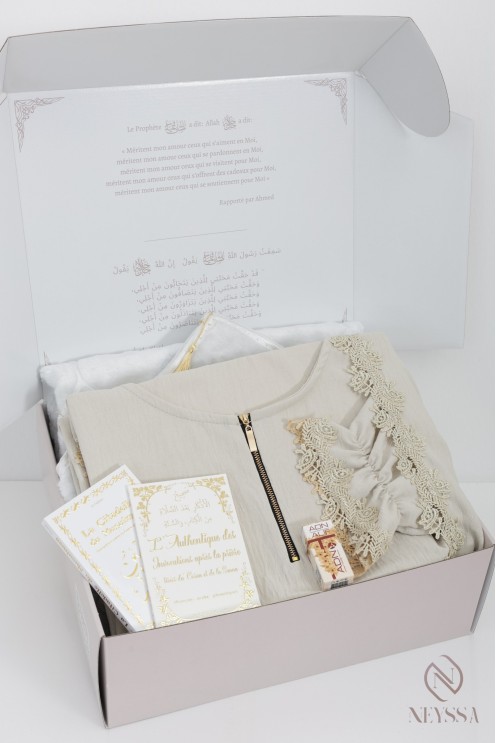 Women's prayer box with integrated hijab and beige lace + rug