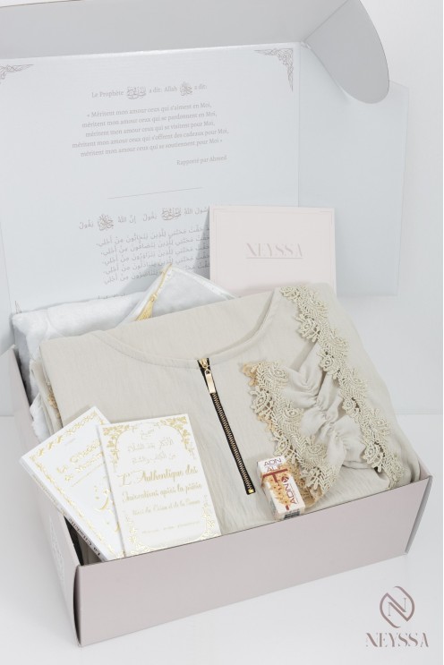 Box prière femme avec hijab intégré et dentelles beige + tapis