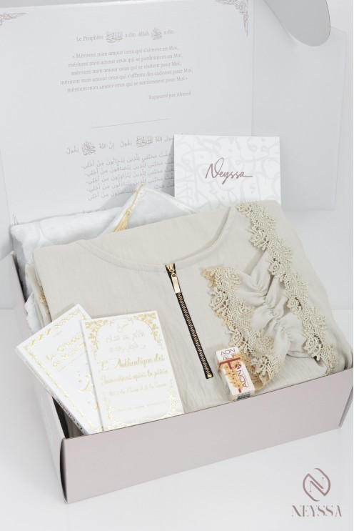 Box prière femme avec hijab intégré et dentelles beige + tapis