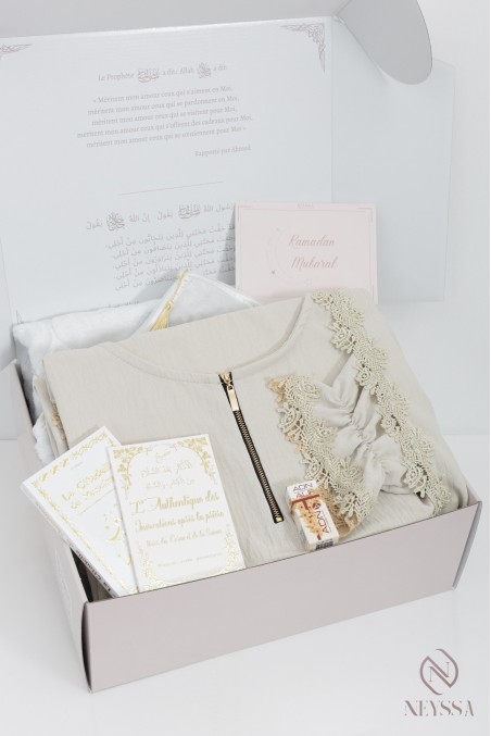 Women's prayer box with integrated hijab and beige lace + rug