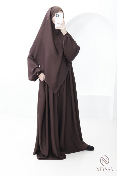Ensemble abaya khimar poche sur le buste, parfait pour tenue omra