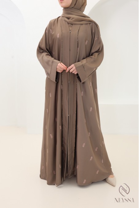 Abaya Dubaï kimono taupe avec broderie feuilles et strass femme hijabi