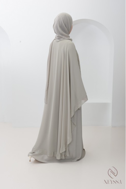 Abaya Dubaï cape en mousseline greige a strass hijabi moderne