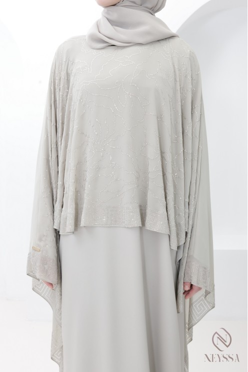 Abaya Dubaï cape en mousseline greige a strass hijabi moderne