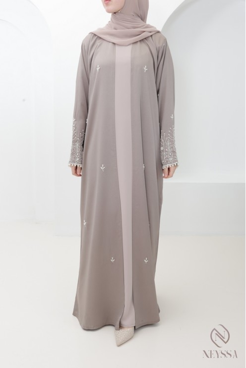 Abaya Dubai Chic Nude mit luxuriösen Perlenstickereien, Outfit-Idee