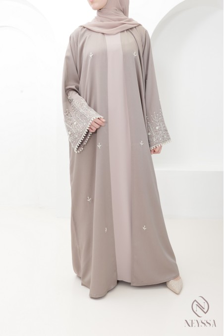 Abaya Dubai Chic Nude mit luxuriösen Perlenstickereien, Outfit-Idee