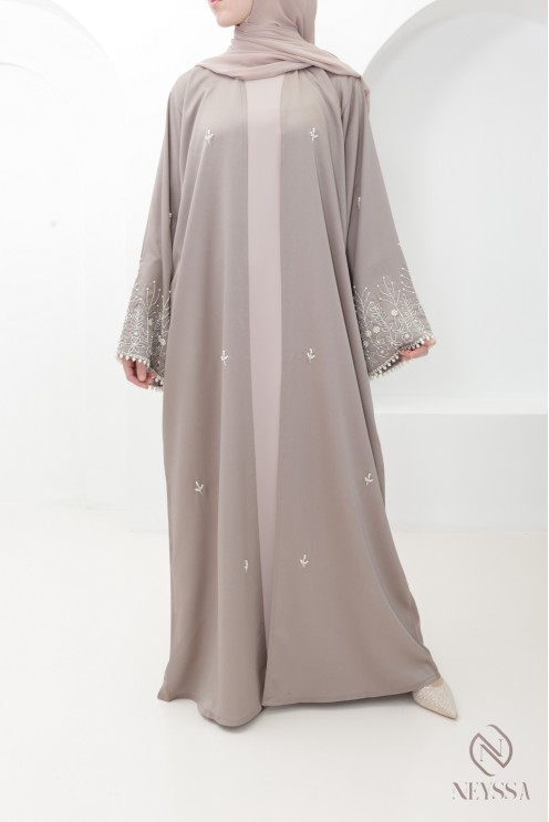 Abaya Dubai Chic Nude mit luxuriösen Perlenstickereien, Outfit-Idee