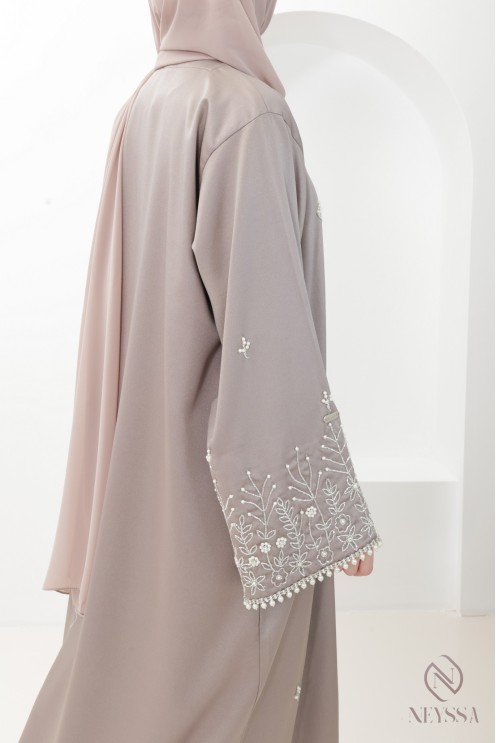 Abaya Dubaï chic nude brodée de perles luxe, idée tenue Aïd femme