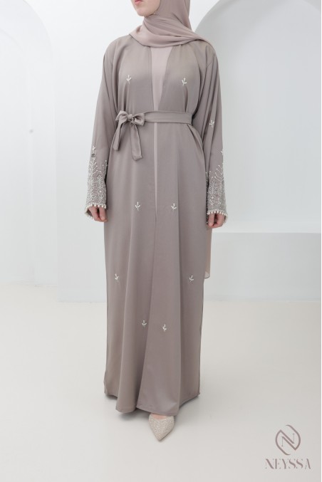 Abaya Dubaï chic nude brodée de perles luxe, idée tenue Aïd femme