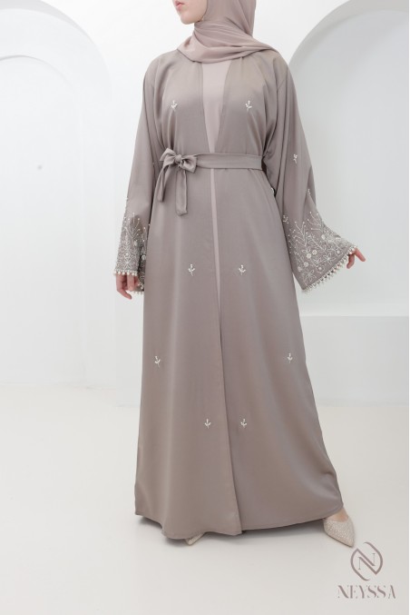 Abaya Dubaï chic nude brodée de perles luxe, idée tenue Aïd femme