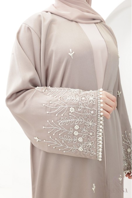 Abaya Dubai Chic Nude mit luxuriösen Perlenstickereien, Outfit-Idee