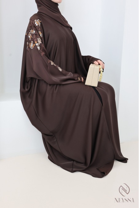 Braune Kimono-Abaya Dubai im Schmetterlingsschnitt mit Stickerei