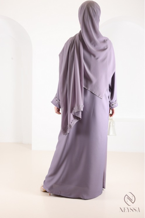 Abaya Dubaï mauve avec broderie et strass, idée tenue Aïd