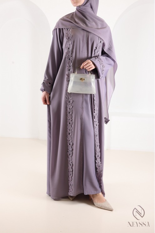 Abaya Dubaï mauve avec broderie et strass, idée tenue Aïd