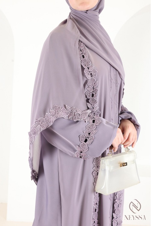 Abaya Dubaï mauve avec broderie et strass, idée tenue Aïd