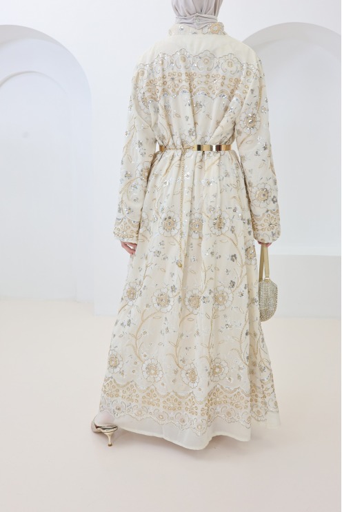 Robe style caftan beige avec broderie et perles tenue Aïd femme