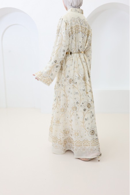 Robe style caftan beige avec broderie et perles tenue Aïd femme