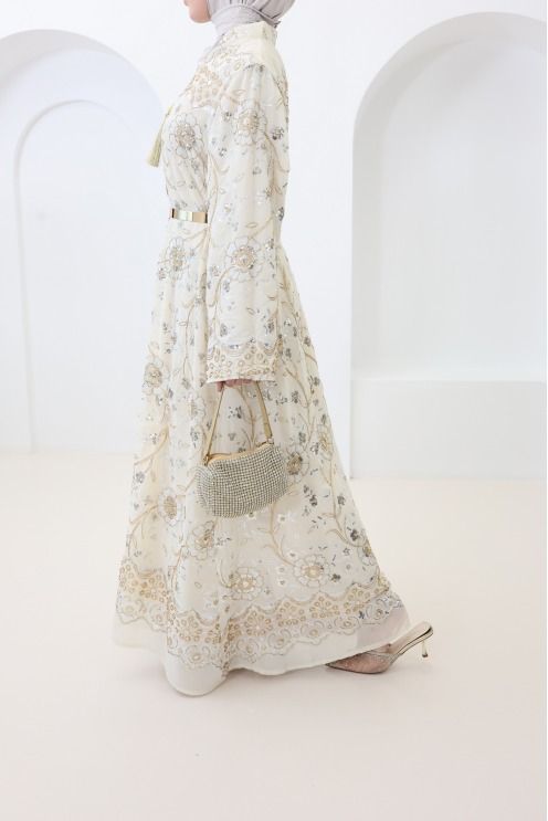 Beigefarbenes Kleid im Kaftan-Stil mit Stickereien und Perlen