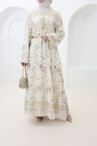 Robe style caftan beige avec broderie et perles tenue Aïd femme 2