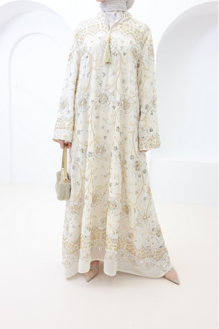 Beigefarbenes Kleid im Kaftan-Stil mit Stickereien und Perlen