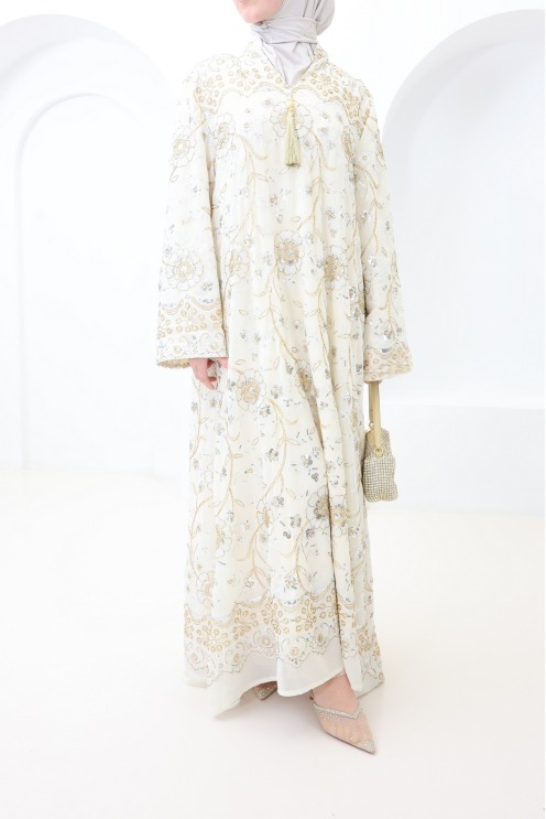 Robe style caftan beige avec broderie et perles tenue Aïd femme