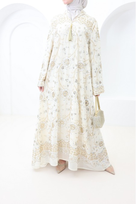 Beigefarbenes Kleid im Kaftan-Stil mit Stickereien und Perlen