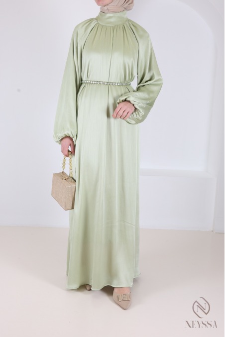 Langes Satinkleid mit Puffärmeln, elegantes Outfit