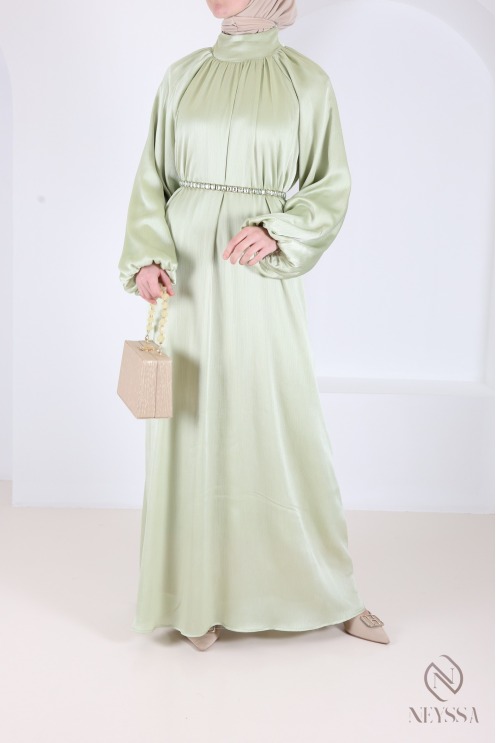 Langes Satinkleid mit Puffärmeln, elegantes Outfit