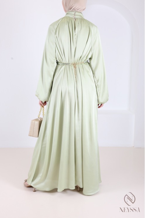 Langes Satinkleid mit Puffärmeln, elegantes Outfit