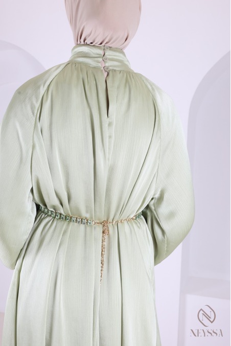 Langes Satinkleid mit Puffärmeln, elegantes Outfit