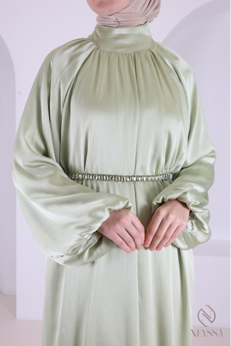 Langes Satinkleid mit Puffärmeln, elegantes Outfit