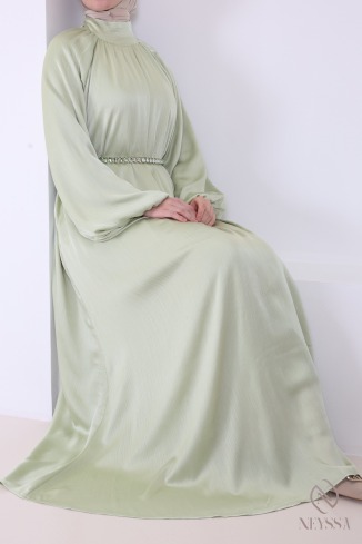 Langes satiniertes Kleid mit Puffärmeln Frau Hijabi modern 2