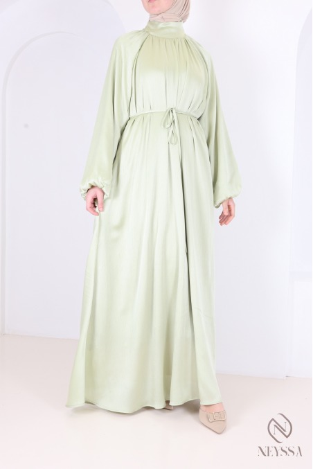 Langes Satinkleid mit Puffärmeln, elegantes Outfit