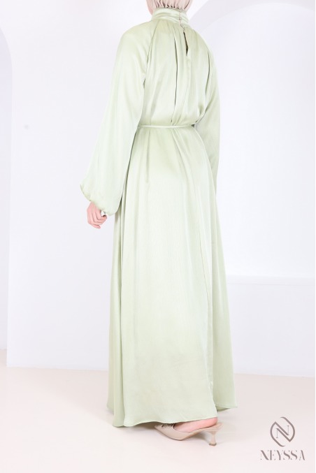 Langes Satinkleid mit Puffärmeln, elegantes Outfit