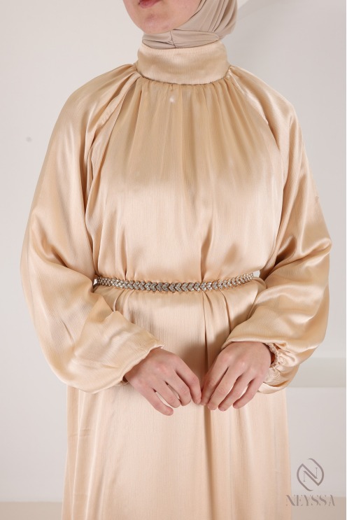 Robe longue satinée élégante à manches bouffantes, tenue chic