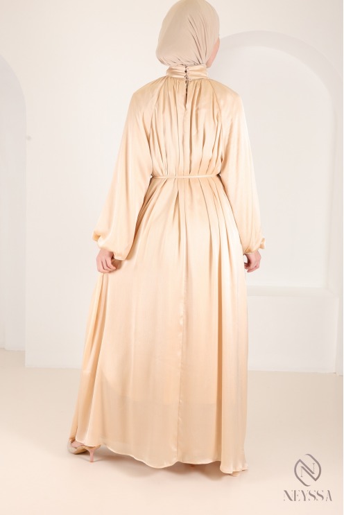 Robe longue satinée élégante à manches bouffantes, tenue chic