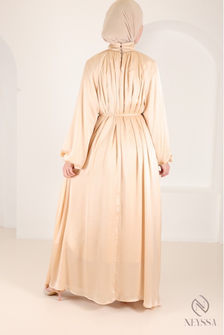 Elegantes langes Satinkleid mit Puffärmeln, schickes Outfit