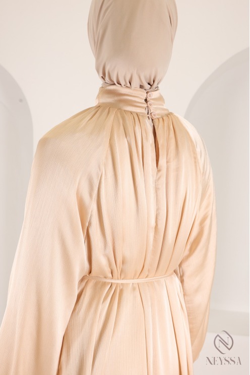 Robe longue satinée élégante à manches bouffantes, tenue chic