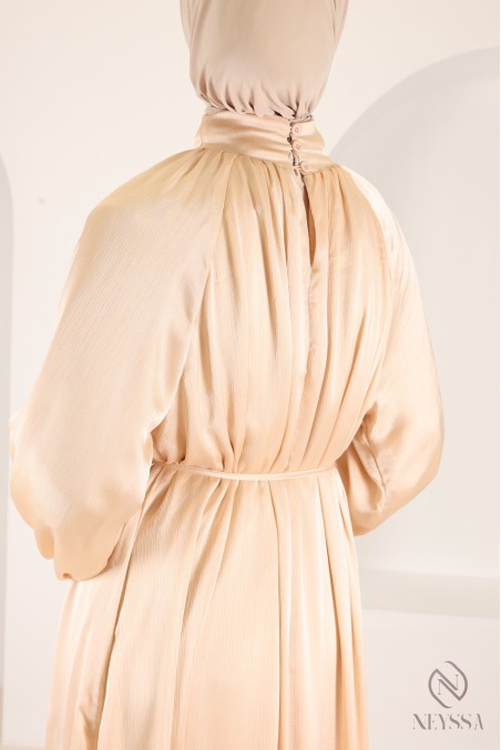 Elegantes langes Satinkleid mit Puffärmeln, schickes Outfit