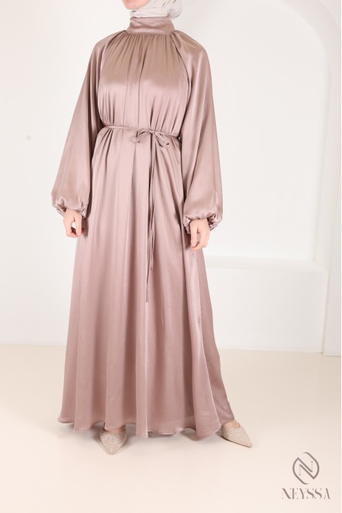 Langes, ausgestelltes Kleid mit Puffärmeln, eleganter Satinstoff