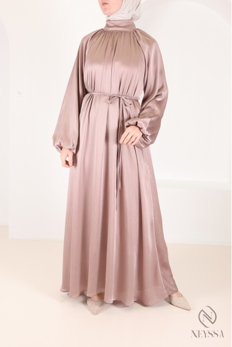 Robe longue évasée à manches bouffantes, tissu satiné élégant
