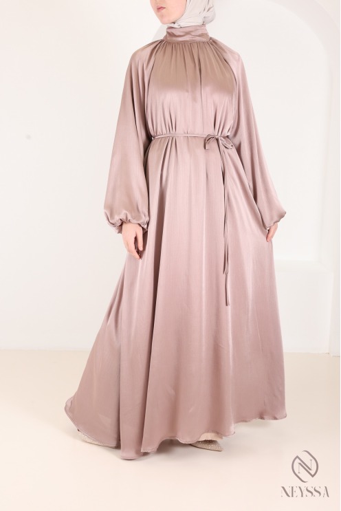 Langes, ausgestelltes Kleid mit Puffärmeln, eleganter Satinstoff