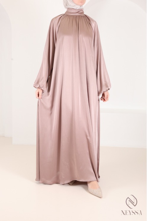 Langes, ausgestelltes Kleid mit Puffärmeln, eleganter Satinstoff