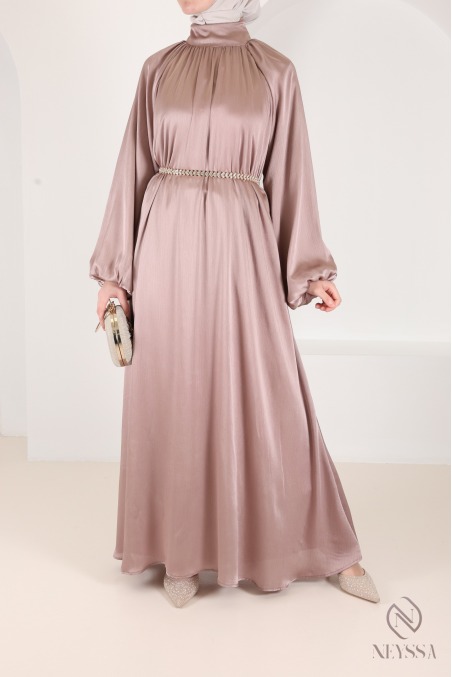 Langes, ausgestelltes Kleid mit Puffärmeln, eleganter Satinstoff