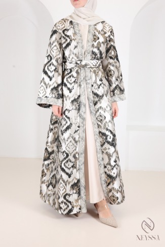 Robe longue et kimono brocart, ensemble élégant pour l’Aïd 2