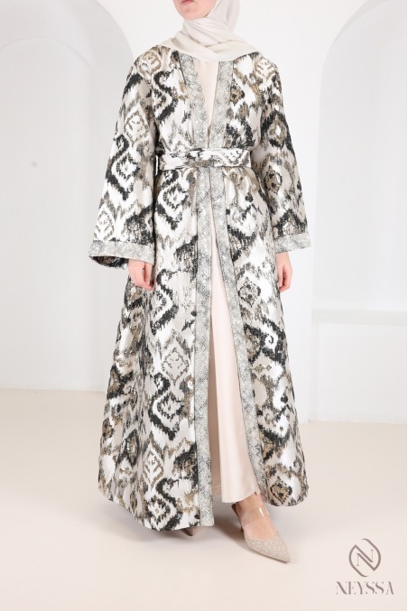 Langes Kleid und Brokatkimono, elegantes Ensemble für das Eid-Fest.