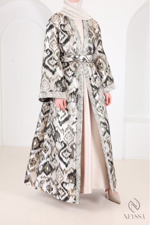 Robe longue et kimono brocart, ensemble élégant pour l’Aïd