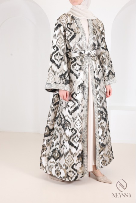Robe longue et kimono brocart, ensemble élégant pour l’Aïd