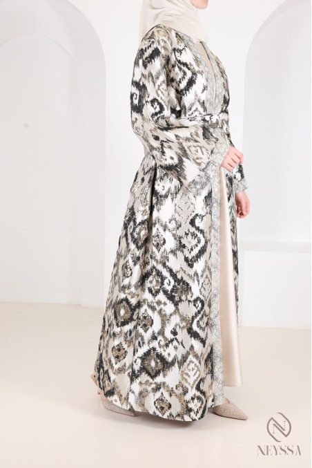 Robe longue et kimono brocart, ensemble élégant pour l’Aïd