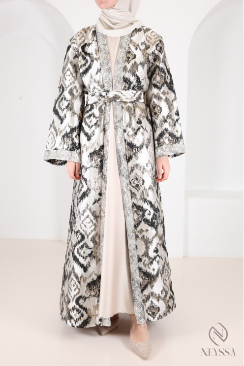 Langes Kleid und Brokatkimono, elegantes Ensemble für das Eid-Fest.